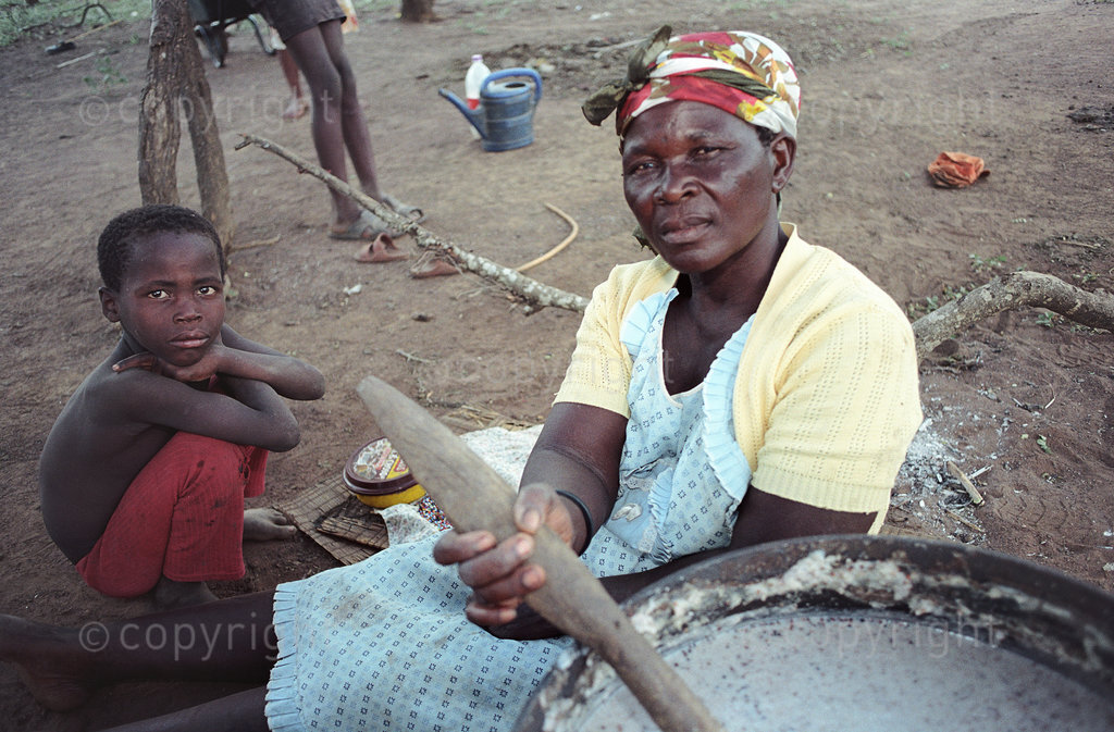 elcoast20 SOUTH AFRICA/KWAZULU NATAL/MAPUTOLAND - nyamisili khumalo makes sorghum beer at her home,  february 2006

© paul weinberg