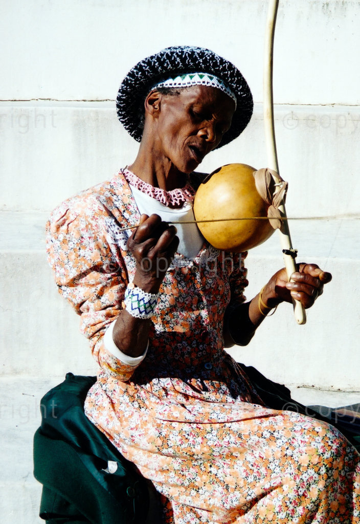 Jane Notinki Mdyogolo playing the uhadi bow, circa ILAM 2000.