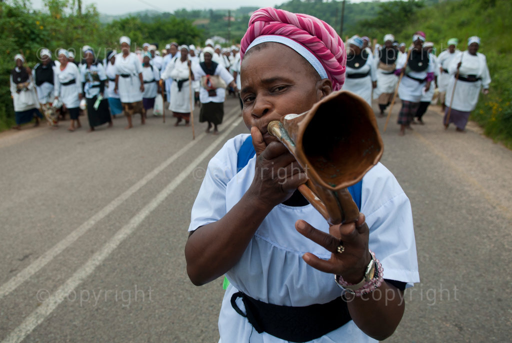 Members of the Shembe faith (Nazareth Baptist Church), a religious hybrid of Christianity and African traditions, walk toward the Nhlangakazi Mountain during their annual pilgrimage near Inanda, north of Durban, South Africa January 7, 2007. Shembe is the fourth successor to Isaiah Shembe, a Zulu healer, who formed the church a century ago to infuse African tribalism into Christianity brought over by Western missionaries. The pilgrims spend two weeks on the mountain praying and dancing. © Rogan Ward 2009