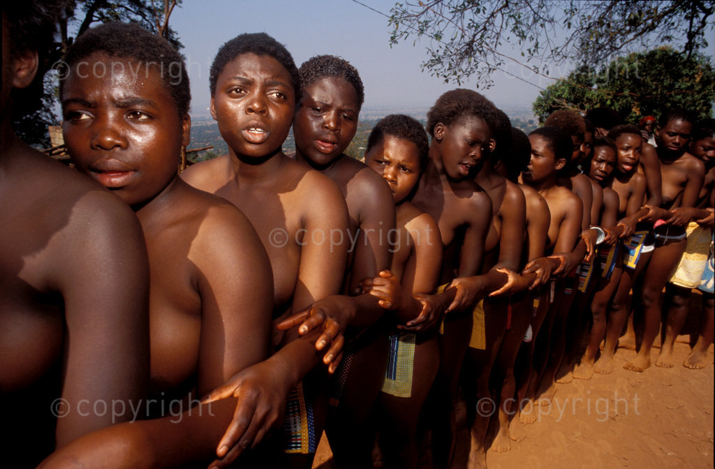 Young maidens do the domba dance, coming of age dance,Thoyandou, september 2005