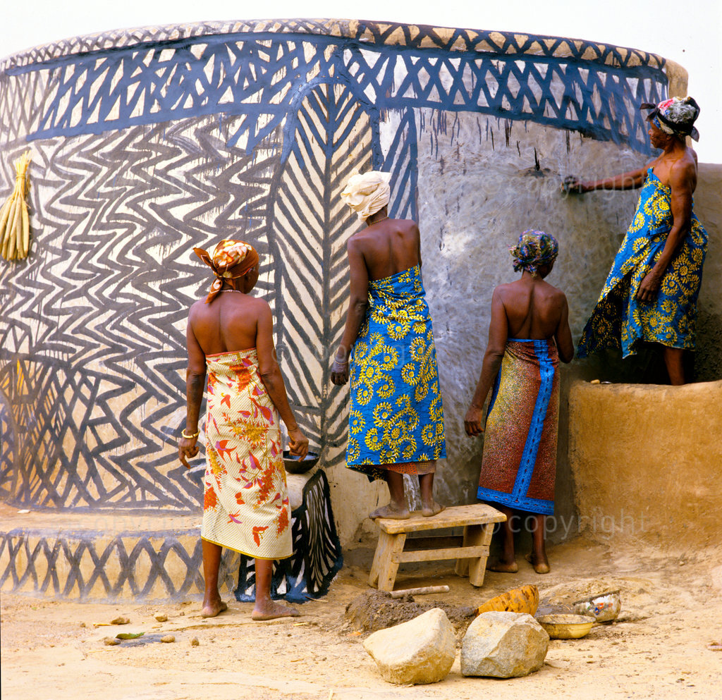 After the walls have been restored with a mixture of mud and dung, white chalk signifying purity is rubbed on to smooth the surface and add highlight. The Kassena women then use coal tar mixed with sand and boiling water to paint their traditional patterns. The tar is absorbed into the mud surface and acts as an antiseptic and renders the surface water impermeable.