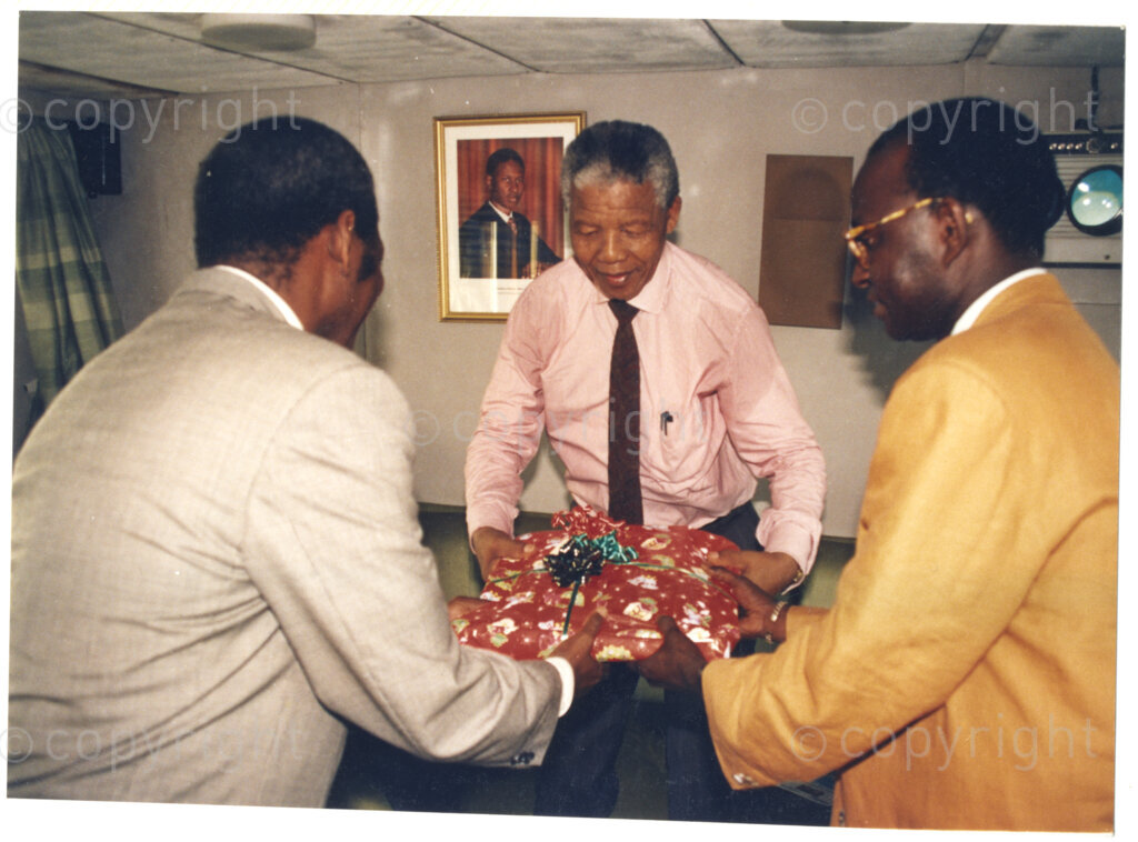 Senegal  , 19920601. PHOTO: ANC Archives.

Nelson Mandela (centre) is presented with a gift during his visit to Senegal in June 1992.
