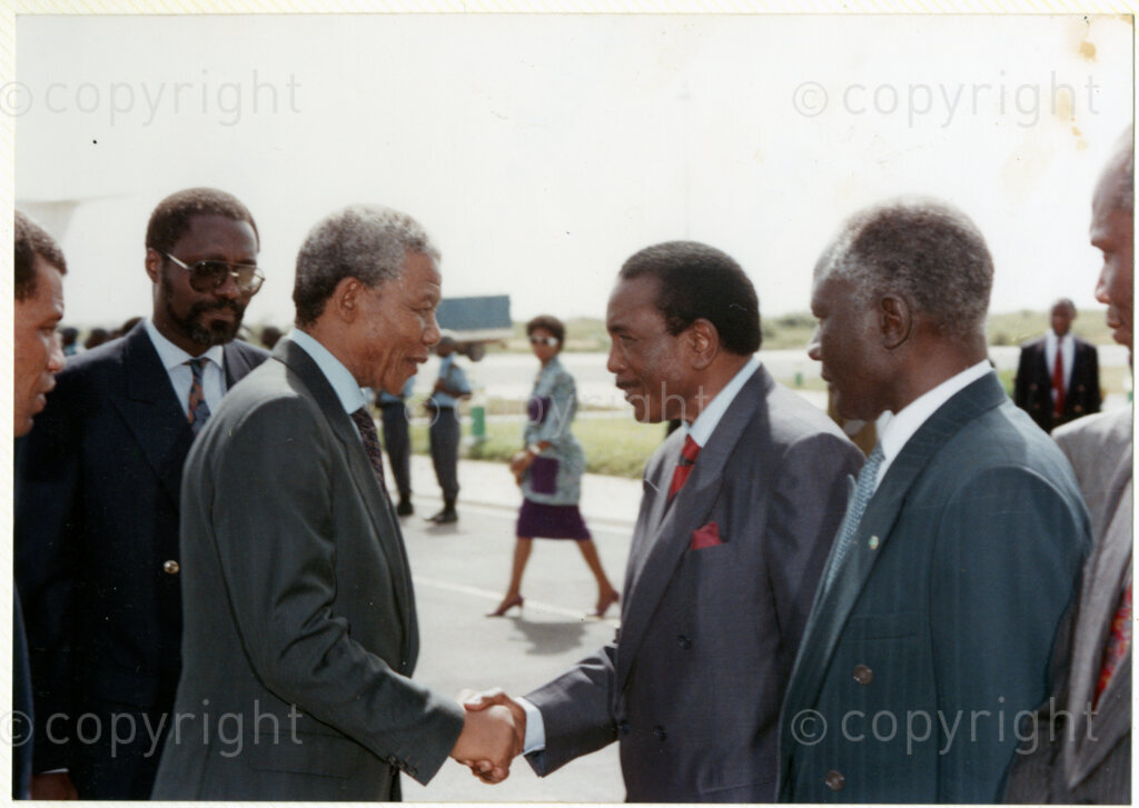 Senegal, 19920601. PHOTO: ANC Archives.

Nelson Mandela (left) greeting an unidentified man (right), possibly during his arrival in Senegal in June 1992.