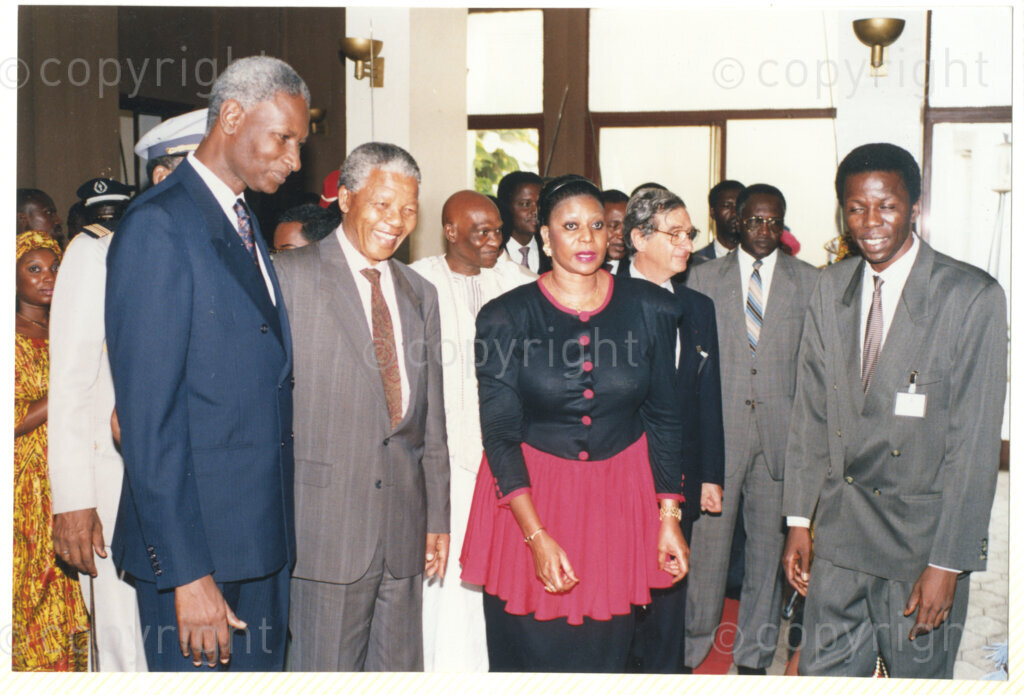 Senegal, 19920601. PHOTO: ANC Archives.

A group photo of many people (some in traditional clothing) with Senegalese President, Abdou Diouf (left) and Nelson Mandela (second from left) during Mandela's visit to Senegal in June 1992.