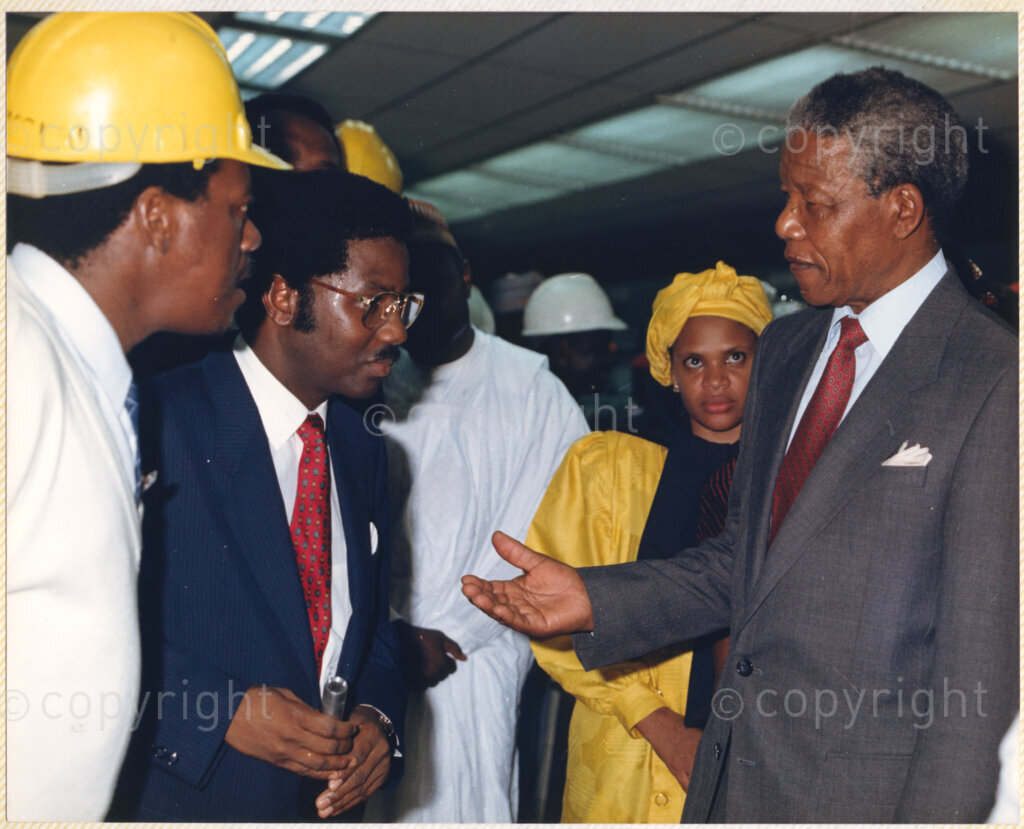 Kaduna Refinery, Kaduna, Kaduna, Nigeria, 19900515. PHOTO: ANC Archives.

Nelson Mandela (right) in conversation with officials during his trip to Kaduna Refinery, Nigeria, 15 May 1990.