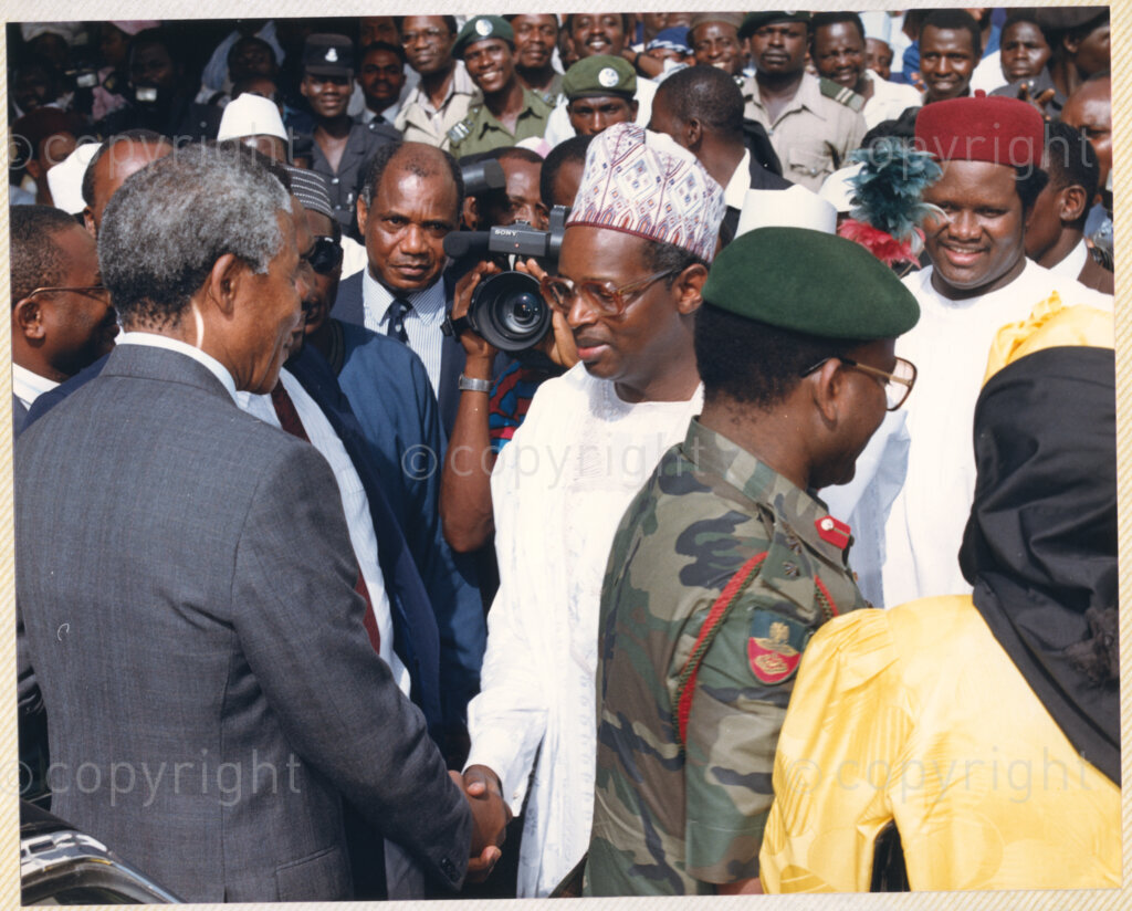 Kaduna Refinery, Kaduna, Kaduna, Nigeria, 19900515. PHOTO: ANC Archives.

Nelson Mandela (left) shakes hands with an unknown individual during his visit to Kaduna Refinery, Nigeria, 15 May 1990.