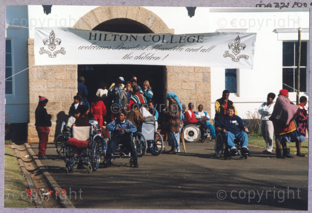 Hilton College, Pietermaritzburg, KwaZulu-Natal, South Africa, 19960717. PHOTO: ANC Archives.

A banner hung in front of the entrance to a Hilton College building welcomes President Nelson Mandela and 