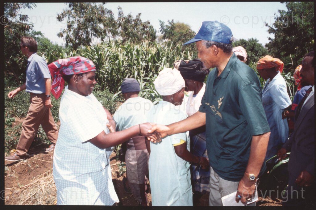 Maila Mapitsane village, Sekhukhuneland, Transvaal, South Africa, 19921130. PHOTO: ANC Archives.

The President of the African National Congress, Nelson Mandela (right), shakes hands with a plot owner (left) at the Makua Garden in the village of Maila Mapitsane in the Sekhukhuneland region in November 1992.