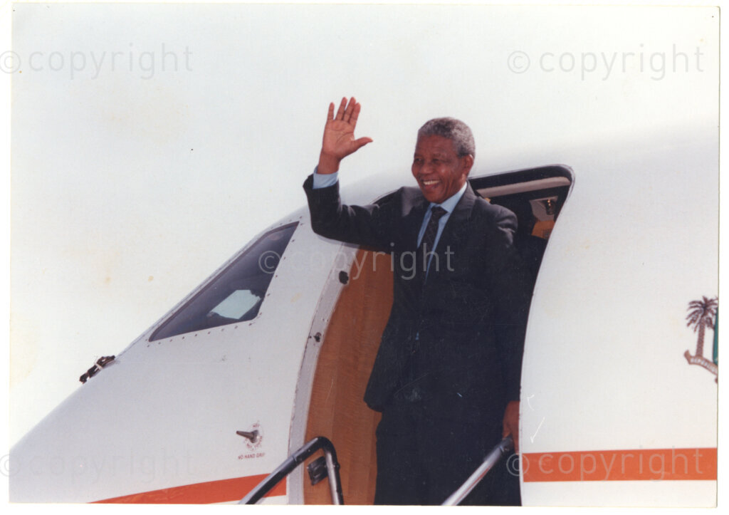 Senegal, 19920601. PHOTO: ANC Archives.

Nelson Mandela waves from the top step of an aircraft on his arrival on an official visit to Senegal in June 1992.