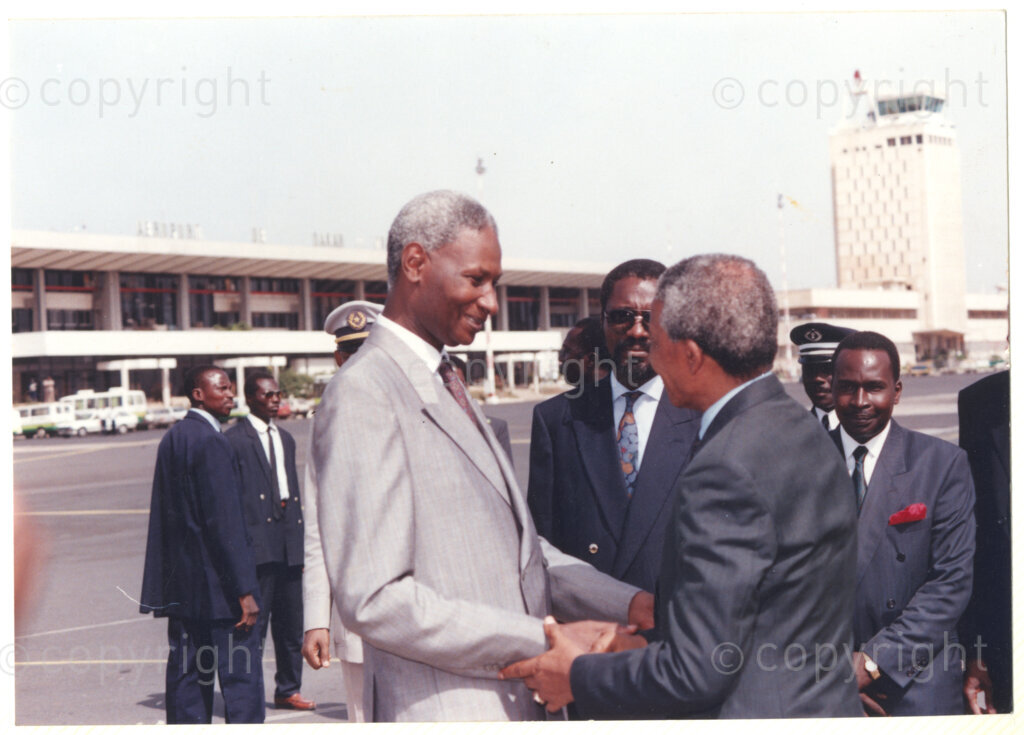 Senegal, 19920601. PHOTO: ANC Archives.

Senegalese President, Abdou Diouf (left) welcomes Nelson Mandela (right) on his arrival in Senegal in June 1992.