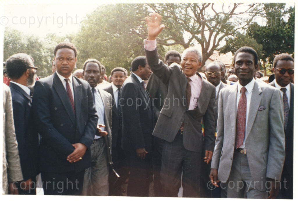 Senegal, 19920601. PHOTO: ANC Archives.

A group photo of many people with Nelson Mandela (centre, waving), during Mandela's visit to Senegal in June 1992.