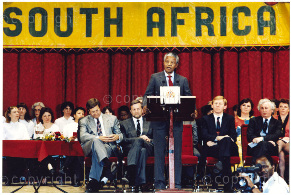 Australia, October 1990. PHOTO: ANC Archives: Nelson Mandela with Trade Union officials John Halfpenny [left], Martin Ferguson [right], Bill Kelty [far right] and Foreign Minister Gareth Evans [behind] at the Melbourne Town Hall during Mandela's Australian visit October 26, 1990 in Melbourne,Australia.  Monday 22 October to Saturday 27 October 1990.