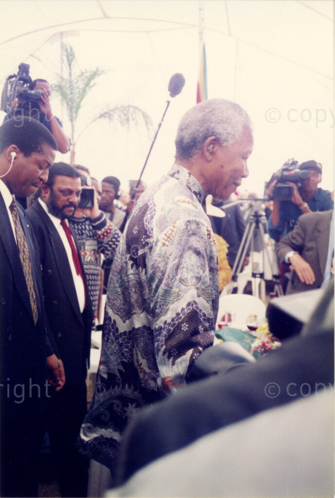 Johannesburg, Gauteng, South Africa, 19960719. PHOTO: Pan African Archives.

President Nelson Mandela arrives at his 78th birthday celebrations on 19 July 1996. The guest list includes his family, friends and hundreds of African National Congress veterans.