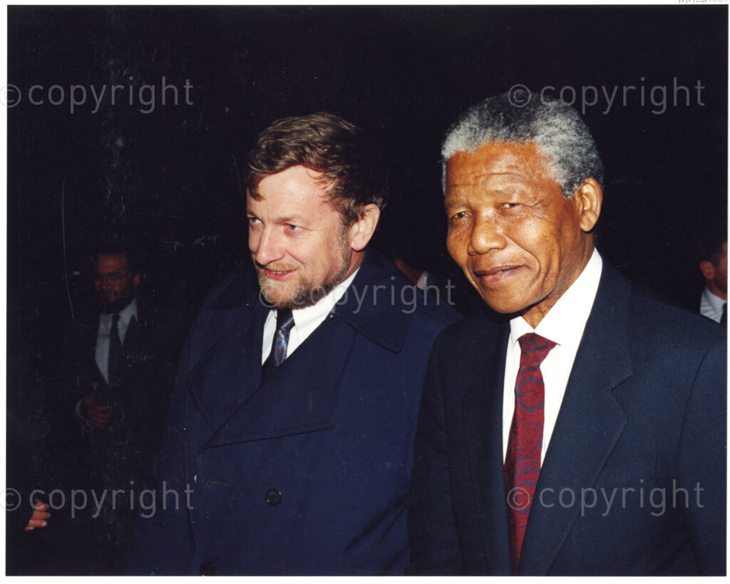 Australia, October 1990. PHOTO: ANC Archives: Nelson Mandela, (left),Deputy President of the African National Congress, (ANC), on his first visit to Australia in 1990. He meets with Australians in all walks of life and expresses his gratitude for the ongoing support they have extended. It hastened his release from jail and finally brings down the apartheid regime. Monday 22 October to Saturday 27 October 1990.
