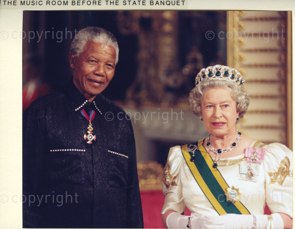 Buckingham Palace, London, United Kingdom, 19960701. PHOTO: ANC Archives: During his state visit to the United Kingdom in July 1996, President Nelson Mandela is hosted at Buckingham Palace by Queen Elizabeth II, (seen here on the right).
