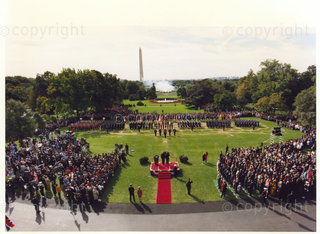The White House, Washington D.C, United States of America, 19941004. PHOTO: ANC Archives.

The visit of his excellency  Nelson R. Mandela the President of South Africa and Ms. Mandela-Hlongwane. The White House and Washington D.C. October 4-7, 1994