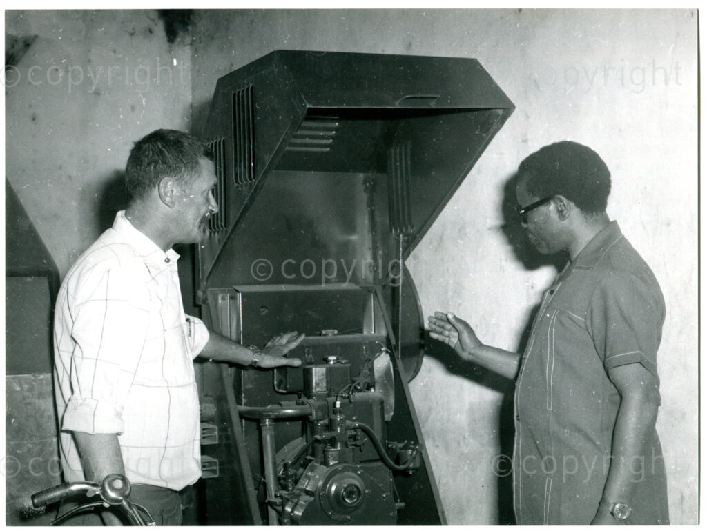 ANC-president Oliver Tambo (right) visiting Mazimbu, Tanzania, 1979; left: project manager Oswald Dennis. Photographer: Eli Weinberg.