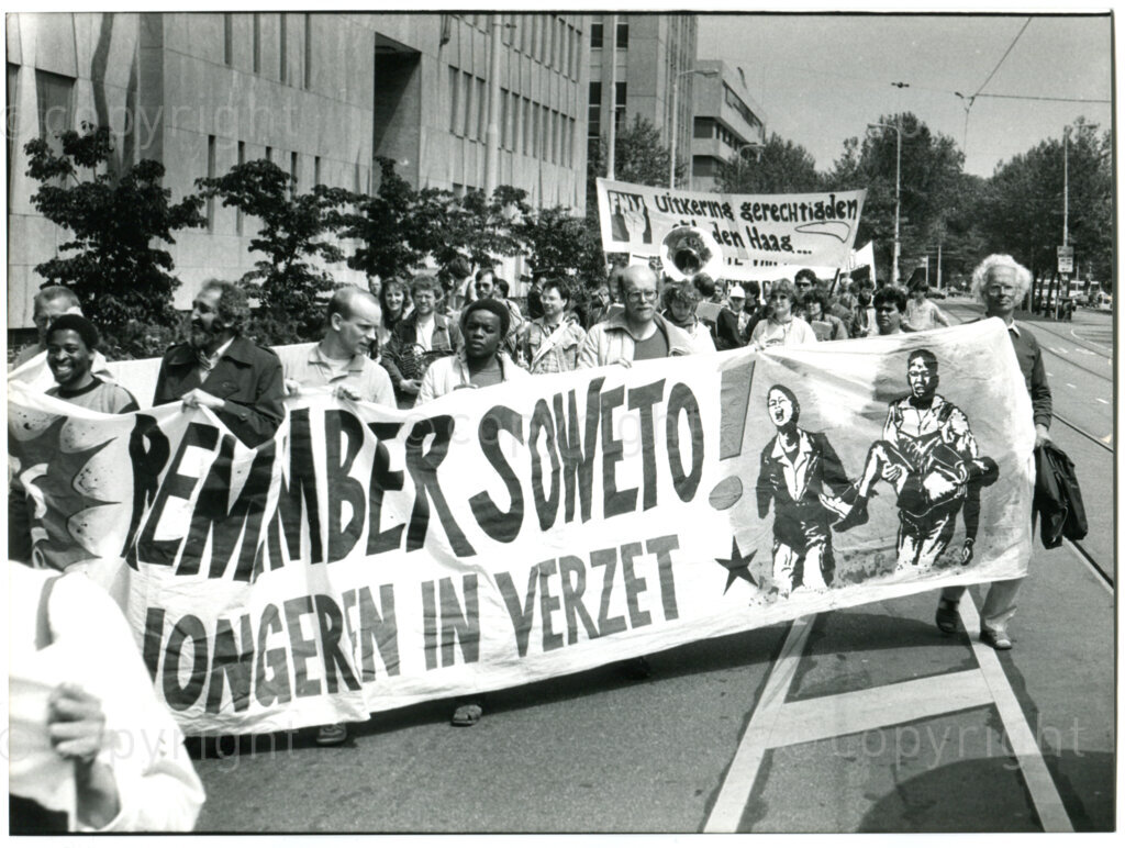 Demonstration to commemorate the Soweto uprisings in June 1976, The Hague, 14 June 1987; behind the banner, from left: Massipula Mbongwa and Aziz Pahad (both ANC). Photographer: Jan Stegeman.