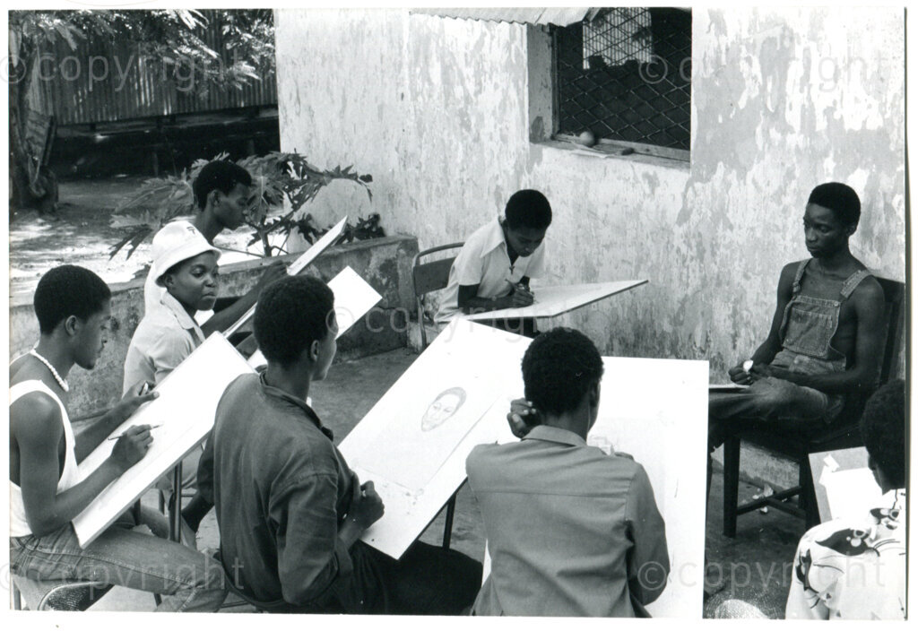 Silkscreen training course by two Dutch volunteers for SOMAFCO students in Mazimbu, Tanzania, January 1983; outdoor drawing lesson. Photographer: Marianne Sprengers.