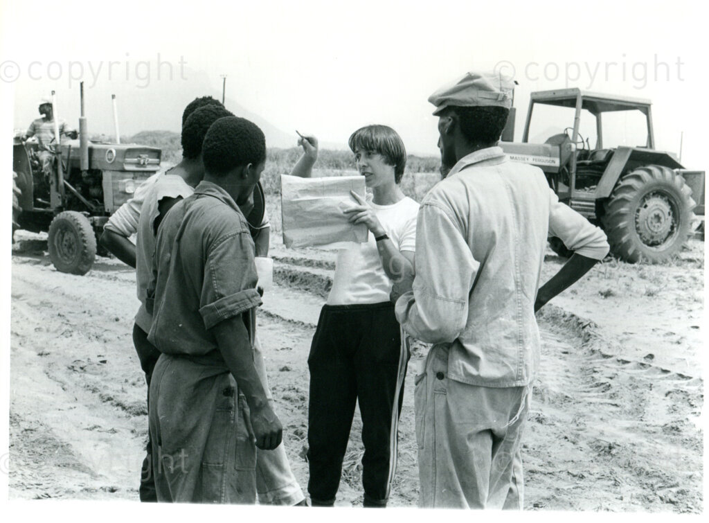Dutch volunteer and SOMAFCO teacher Julia Jacobse (centre) gives instructions for the start of a horticulture project in Mazimbu, Tanzania, February 1984. Photo: Eli Weinberg Photo Lab.