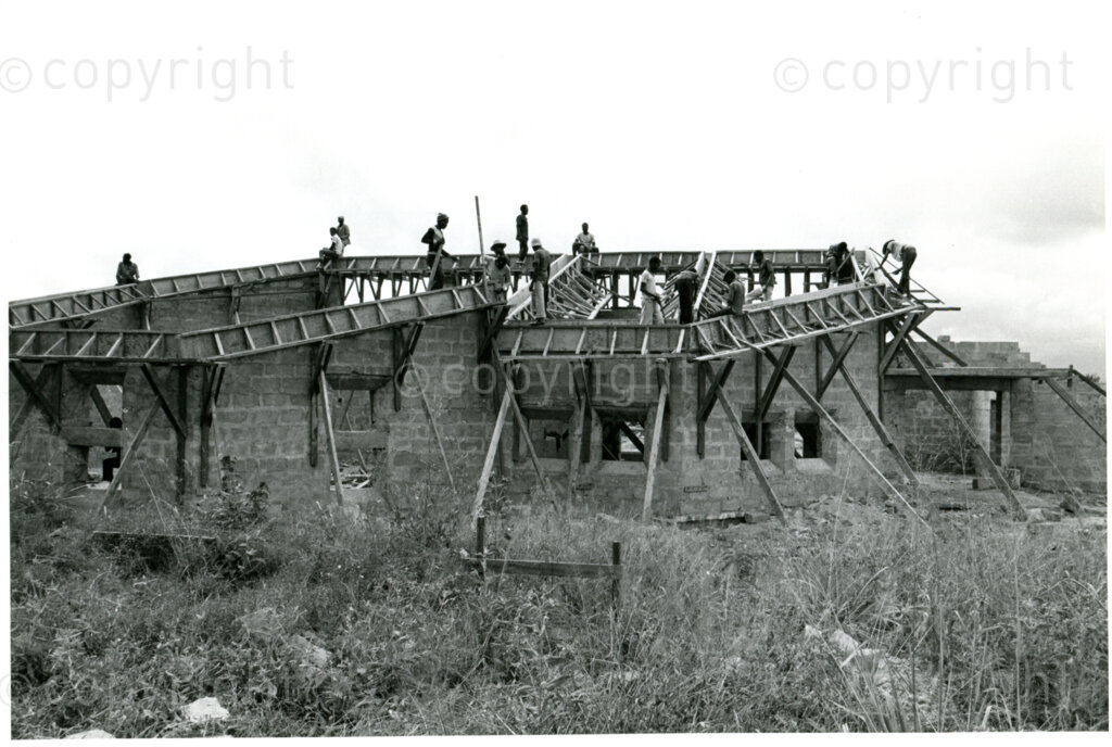 The construction of the new library in Mazimbu, Tanzania, July 1984. Photo: Eli Weinberg Photo Lab.