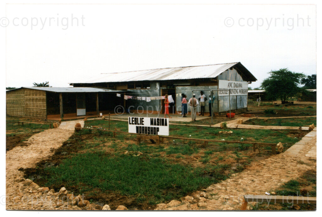 The Leslie Masina print workshop textile printing workshop in the ANC's Dakawa development project in Tanzania, 1988. Photographer unknown.