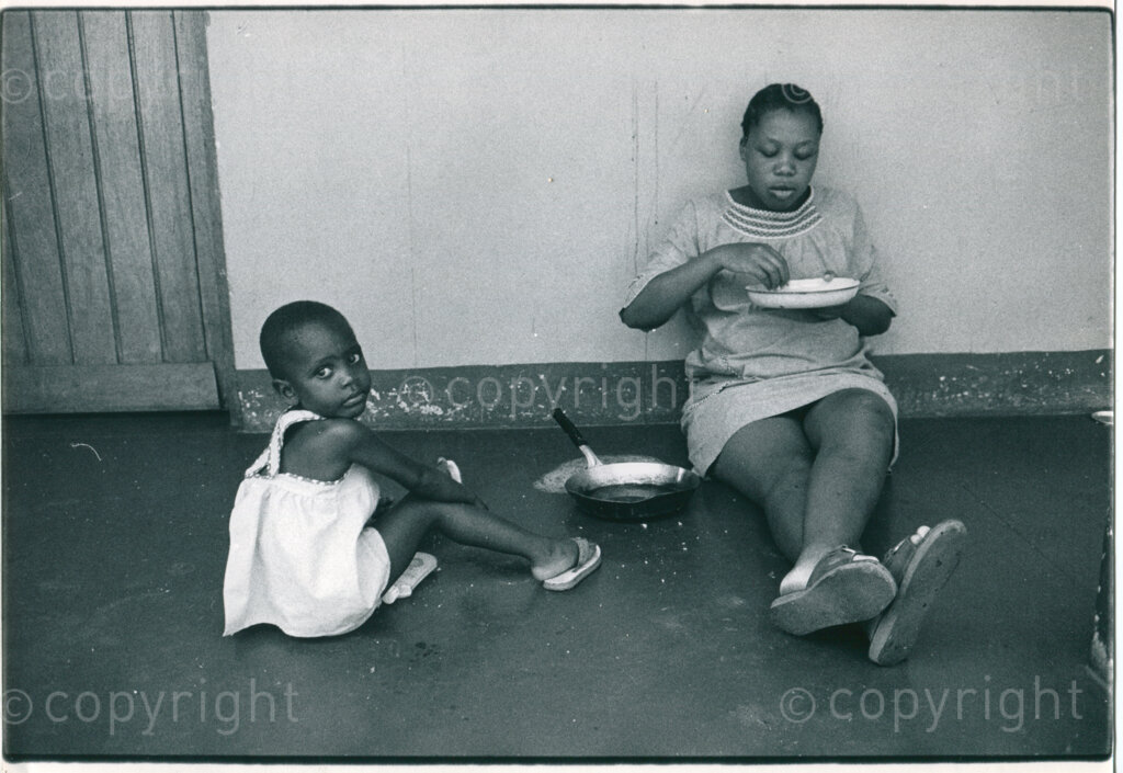 The day care centre of the ANC in Morogoro, Tanzania in 1977: children with mother/caregiver. Photographer: Joost Guntenaar.