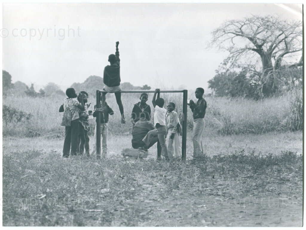 SOMAFCO Primary School: children playing outside; Mazimbu, Tanzania, July 1984. Photo: Eli Weinberg Photo Lab.