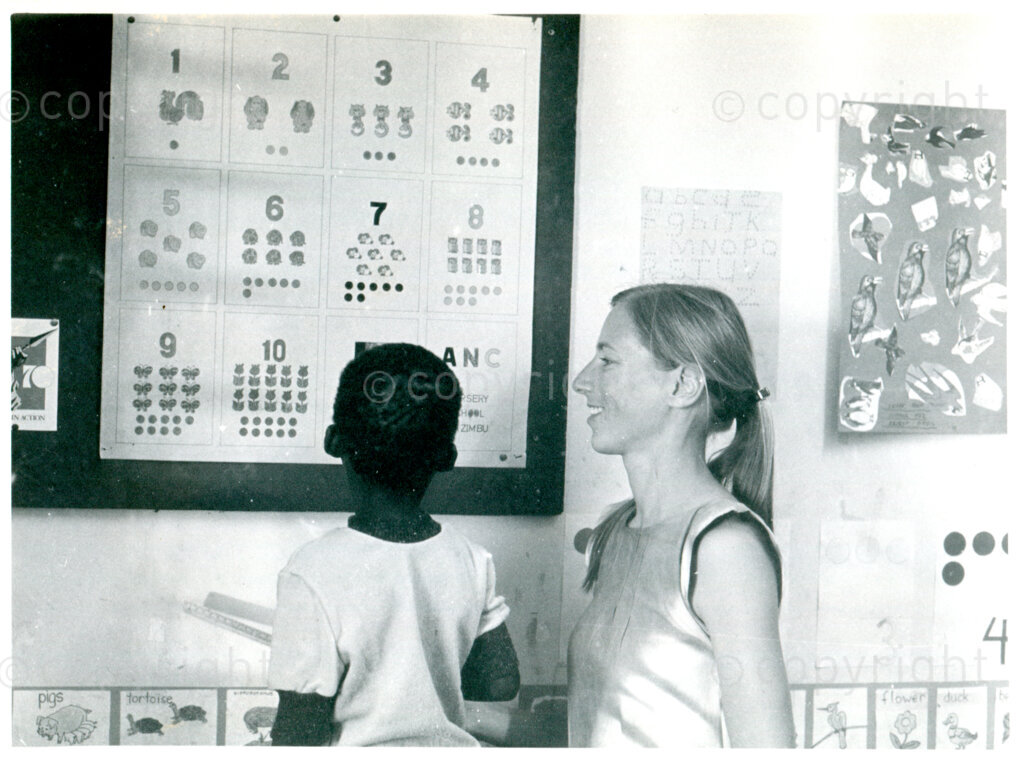 Dutch volunteer and primary school teacher Fieke Vermeulen (right) in Mazimbu, Tanzania, December 1983. Photo: Eli Weinberg Photo Lab.