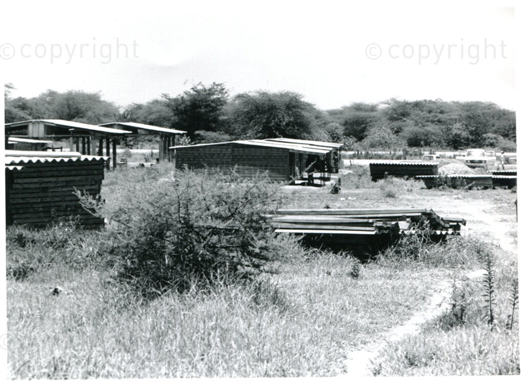 Construction work on houses and offices in the ANC's Dakawa development project in Tanzania, approx. 1988. Photographer unknown.