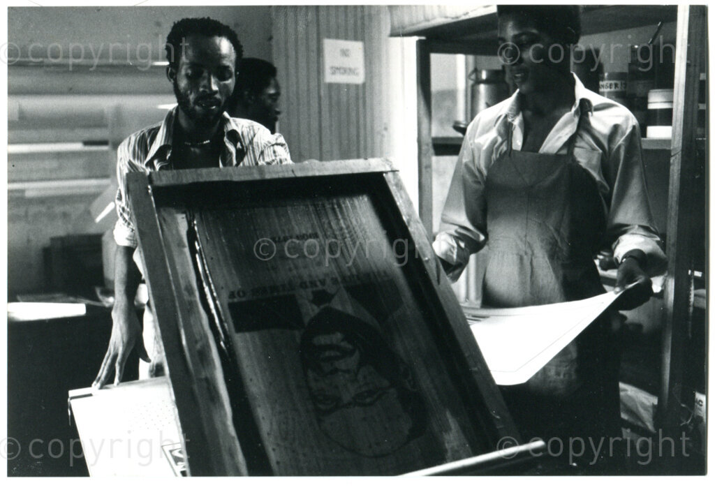 Silkscreen training course by two Dutch volunteers for SOMAFCO students in Mazimbu, Tanzania, January 1983; left: Jabu Mahlangu, chair of the SOMAFCO Art Group. Photographer: Marianne Sprengers.