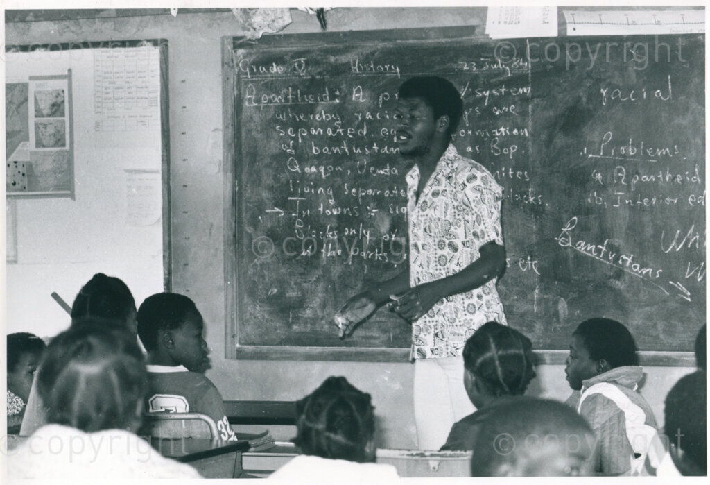 SOMAFCO Primary School: history teaching in Grade Five; Mazimbu, Tanzania, August 1984. Photo: Eli Weinberg Photo Lab.