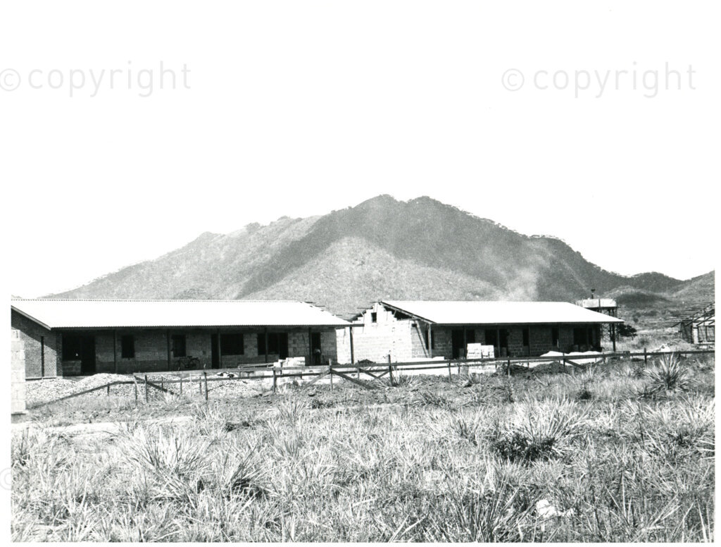 The building of Unit 1(student dormitories and staff houses) in Mazimbu, Tanzania in 1979. Photographer: Eli Weinberg.