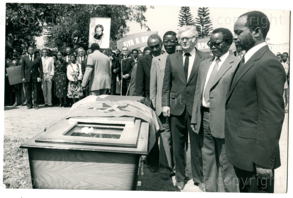 The funeral of SACP Secretary-General Moses Mabhida at the Lhanguene cemetery in Maputo on 29 March 1986. From right: Mozambican president Samora Machel, ANC president Oliver Tambo, Joe Slovo (SACP), Stephen Dlamini (SACTU). Photographer: Joel Chiziane, AIM.