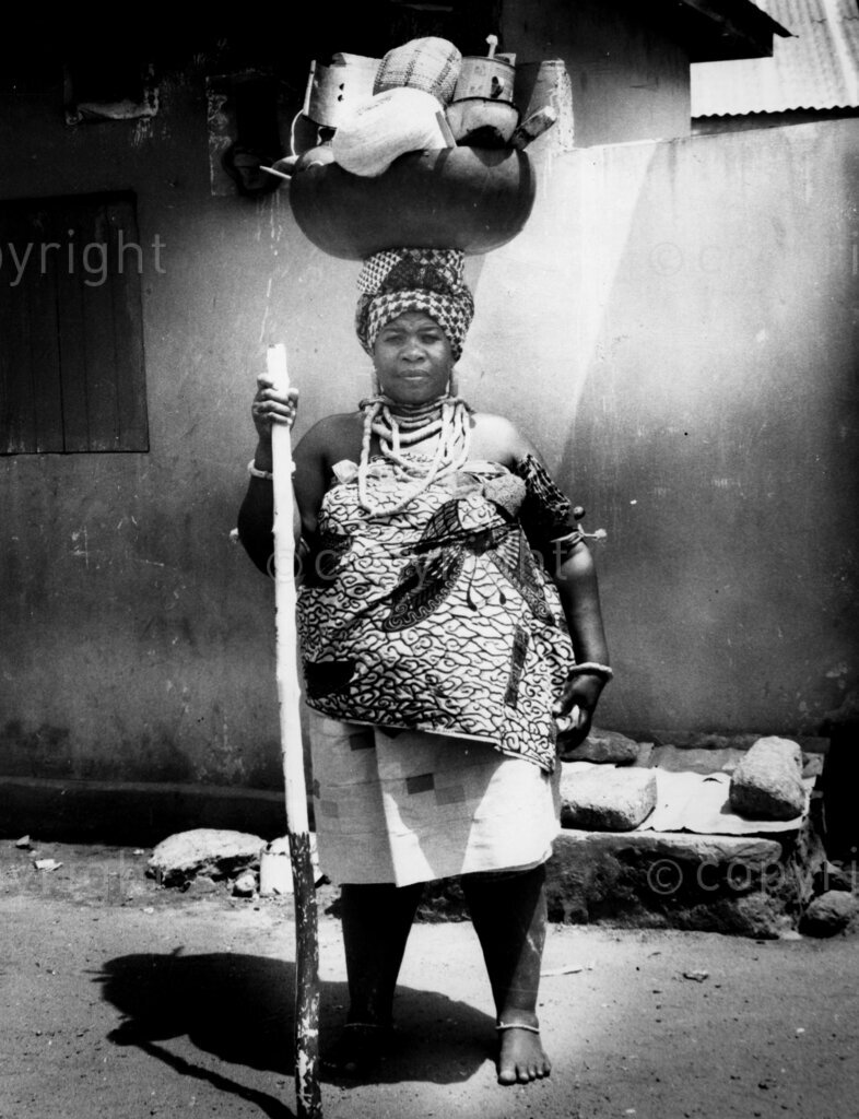 Fetu Afahye, Cape Coast Is Reborn – A member of one of the Cape Coast Cultural organisations, the Asafo companies, holds the attention of his young audience with a war dance. Oguaa Traditional Area was blaze with ceremony and celebration and the topic of the moment was the OGUAA FETU AFAHYE. Like many of the tribal festivals of Ghana, Fetu Afahye has its history. The actual date of its introduction to the people of Cape Coast is not certain. But what is certain is that after its brief application, Fetu Afahye got caught up in the removal of the then Headquarters of Gold Coast to Accra in 1877.