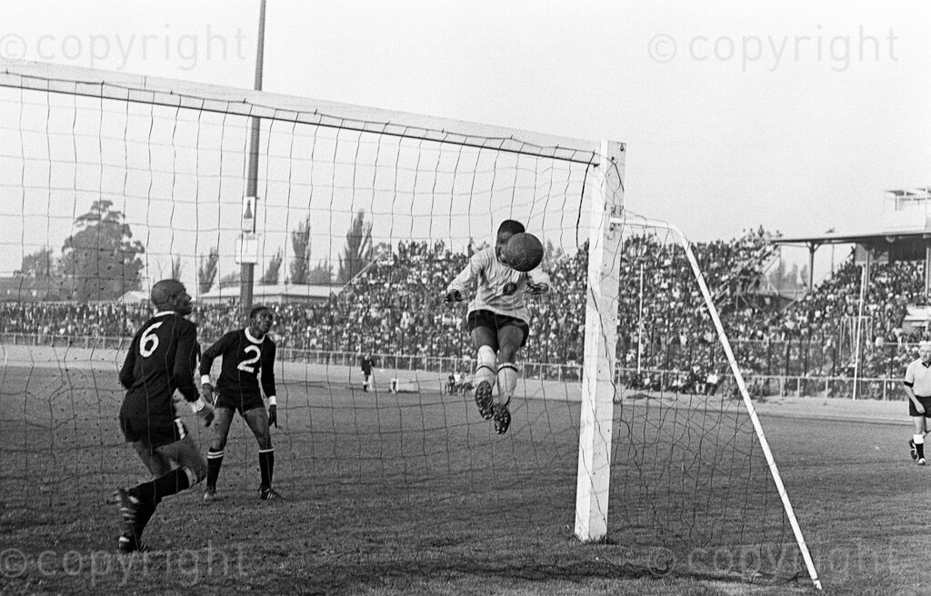 Maja Clears The Ball – Patrick Ace Ntsoelengoe, Chiefs centre: Kaizer Chiefs vs Orlando Pirates.