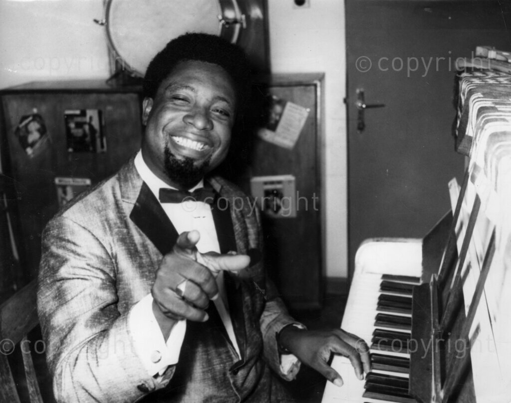 SEP969 – Meet Mister Humour – Art Alade inherits his piano talent from his late mother, a music teacher.