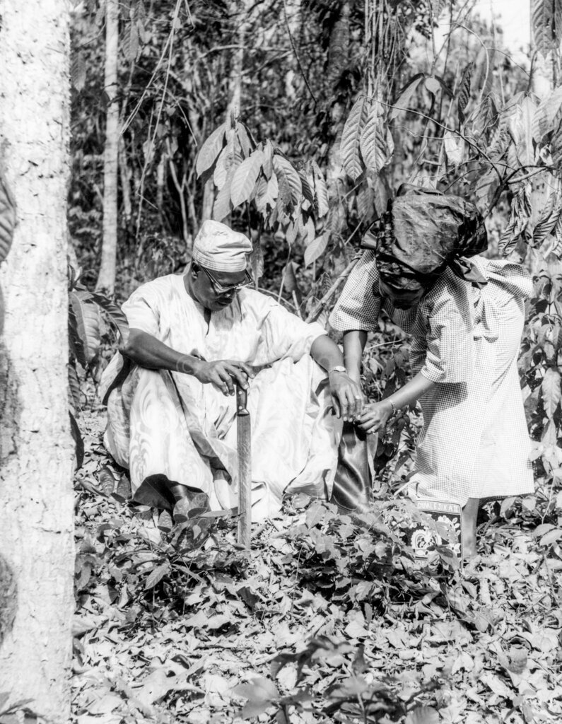 Meet the Owa of Ijeshaland – When the throne of Ijeshaland was vacant in 1963, the Prince, then aged 51, was the popular choice of the people. Even in the face of pressures of all descriptions in favour of a well-to-do Lagos based high-society prince, people of Ijeshalandd did not waver in their preference for Prince Agunlejika. In the end, the Government approved his selection and on Saturday, September 24 1966 the then Military Governor of the Western State, Major General Adeyinka Adebayo presented him with a staff of office and all Ijeshas hailed him as Owa Obokun.