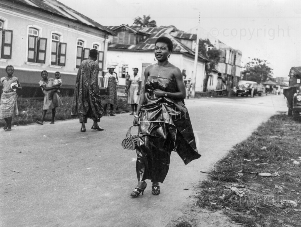 Why did Alake Ole die? Born with beauty, she gained riches in a life of gaiety and glamour, yet she died in despair. The day a press photographer spotted Alake Ola in a Lagos street and splashed her picture in the papers, her entry into high-living society was assured.