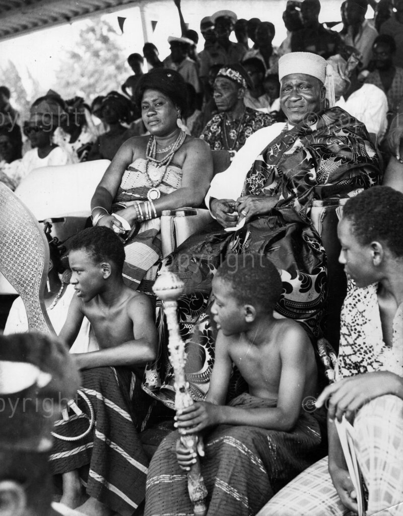 The battle for a palace. I think a dictator can rule Nigeria effectively, says Oba Oyekan. Prince Adeyinka Oyekan made a lot of money as a chemist and druggist. Then he staked a claim on the palace of Oba Adele II of Lagos. Thus began nine years of litigation in the courts, nine years which ended with him broke and defeated in London.