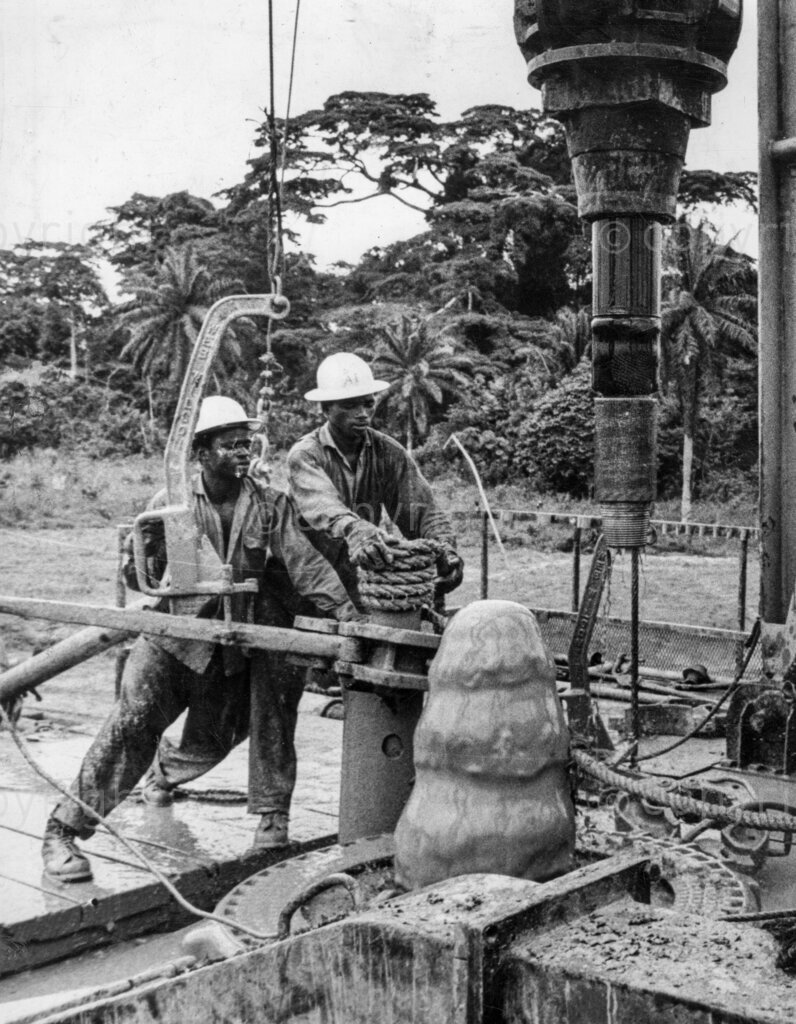 Oil In Nigeria. How oil was found. Drilling crew at work, about to add another pipe to the drilling bit, below. The discovery of oil in Nigeria has marked the beginning of a new and vital era in the development of the country. It has opened up vast economic vistas, paths to prosperity along which all may one day tread. The search has been a long and costly one. It has demanded enterprise and capital, daring and foresight. These have not been lacking, and from swamp and jungle the liquid gold that is oil now spurts triumphantly forth. Shell-BP began search for the oil in Nigeria in 1937.